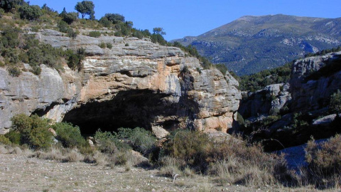 Entrada al yacimiento neolítico de la Cueva de Chaves, en Huesca.- EFE