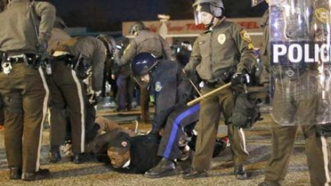 La Policía detiene a un hombre durante las protestas en Ferguson. - EFE