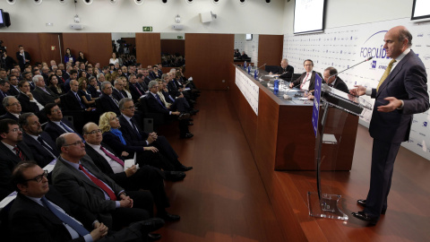 El ministro de Economía, Luis de Guindos, durante su intervención en el encuentro informativo Foro Líderes, organizado por la Agencia Efe y KPMG en colaboración con Banco Sabadell, Globalia y Siemens. EFE/Alberto Estévez