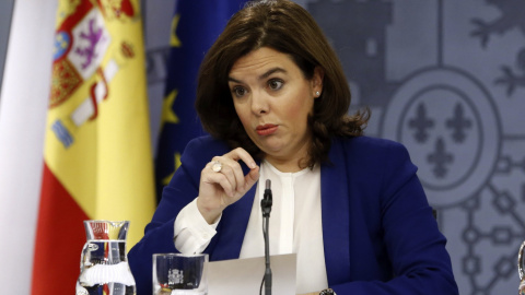 La vicepresidenta del Gobierno, Soraya Sáenz de Santamaría, durante la rueda de prensa posterior a la reunión del Consejo de Ministros. EFE/J.J. Guillén