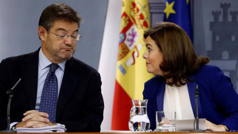 La vicepresidenta del Gobierno, Soraya Sáenz de Santamaría, y el ministro de Justicia, Rafael Catalá, durante la rueda de prensa posterior a la reunión del Consejo de Ministros. EFE/J.J. Guillén