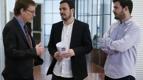 El diputado y candidato de IU a la Presidencia del Gobierno, Alberto Garzón, con Randall Wray, y el economista Eduardo Garzón. EFE/Fernando Alvarado