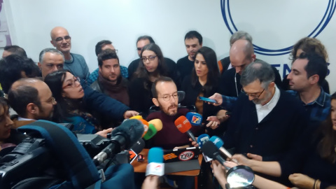 El secretario general de Podemos Aragón, Pablo Echenique, este viernes en la sede de la formación en Zaragoza con el equipo que impulsó el documento ‘Lurte’.