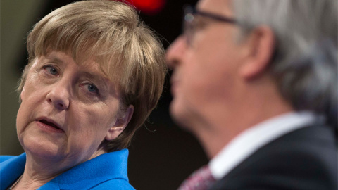 Angela Merkel y Jean-Claude Juncker, en Bruselas. / REUTERS