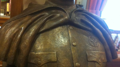 Busto del dictador Franco en el Museo de la Guardia Civil de Madrid en el que se inscribe la leyenda "Excelente Señor" y "Generalísimo".- PÚBLICO