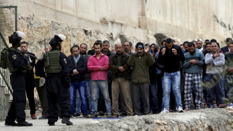 Israeli border police stand guard during Friday prayer outside a mosque in the West Bank city of Hebron November 6, 2015. The Israeli army shot dead two Palestinians on Friday, one an elderly woman accused of trying to run over soldiers in 