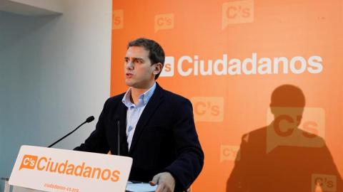 El secretario general de Ciudadanos, Albert Rivera, durante la rueda de prensa que ofreció en la sede del partido en Madrid. EFE/Víctor Lerena