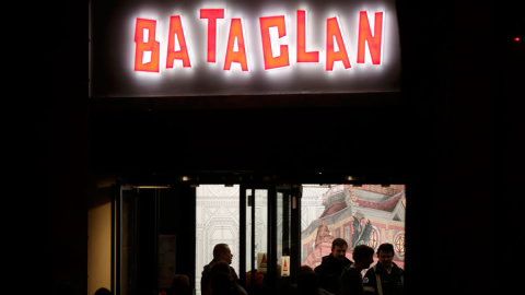 Los asistentes al concierto de Sting, a su llegada a la sala Bataclan. REUTERS/Christian Hartmann