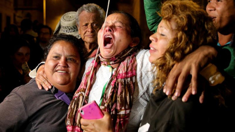 Un grupo de personas se reúne para celebrar el nuevo acuerdo de paz entre el Gobierno de Colombia y las FARC en la Plaza de Bolívar de Bogotá (Colombia)./ EFE