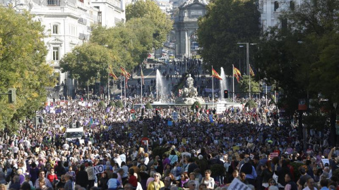 La marcha avanza desde Cibeles./ EFE