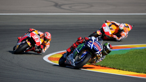 Jorge Lorenzo, sobre su Yamaha, toma una curva por delante de Marc Marquez y Dani Pedrosa (ambos con Honda), durante el Gran Premio de Valencia. REUTERS/Heino Kalis