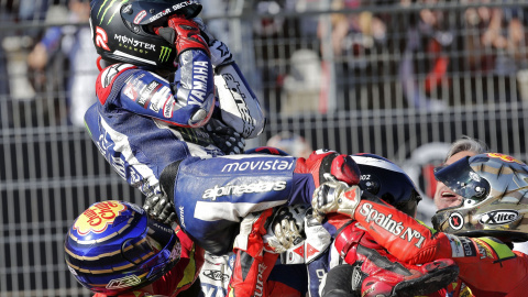 El piloto español Jorge Lorenzo (Yamaha ) es manteado por compañeros tras ganar la carrera y el mundial de Moto GP en el circuito "Ricardo Tormo" de Valencia. EFE/ Manuel Bruque