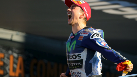 Jorge Lorenzo cwelebra su victoria en el Gran Premio de Valencia, que le ha permitido ganar el mundial de MotoGP. REUTERS/Heino Kalis