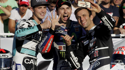 El ganador del mundial de MotoGP Jorge Lorenzo, se toma un selfi con los vencedores en Kalex Moto2, el francés Johann Zarco, y Moto3, el británico Danny Kent, tras el Gran Premio de Valencia. REUTERS/Heino Kalis