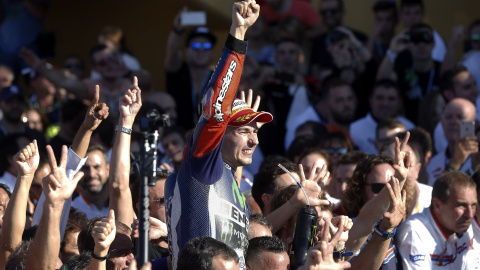 El piloto español Jorge Lorenzo (Yamaha) celebra su victoria tras ganar la carrera y el mundial de Moto GP en el circuito "Ricardo Tormo" de Valencia. EFE/ Kai Försterling