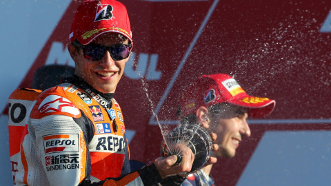 Marc Márquez (Honda) junto a Jorge Lorenzo (Yamaha), en el podio tras el Gran Premio de Valencia. REUTERS/Heino Kalis