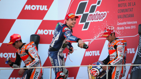 Jorge Lorenzo (Yamaha) celebra en el podio su triunfo en en mundial de MotoGP, entre Marc Marquez y Dani Pedrosa. REUTERS/Heino Kalis