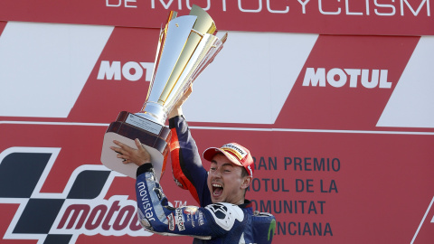 El piloto español Jorge Lorenzo (Yamaha) celebra en el podio tras ganar hoy la carrera y el mundial de Moto GP en el circuito "Ricardo Tormo" de Valencia. EFE/Kai Försterling