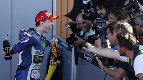 El piloto español Jorge Lorenzo (Yamaha) celebra frente a la prensa tras ganar hoy la carrera y el mundial de Moto GP en el circuito "Ricardo Tormo" de Valencia. EFE/Kai Försterling