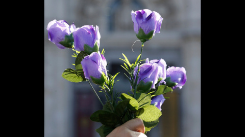 6.Flores moradas en la primera gran movilización nacional contra las "violencias machistas".EFE/J. J. Guillén