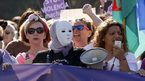 5. Un grupod de mujeres en la manifestación, que pide cambiar la ley de 2004 para contemplar en ella todas las formas de violencia contra las mujeres, no sólo las que se dan en el entorno de las parejas o exparejas. EFE/J. J. Guillén