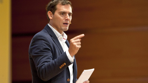 El líder de Ciudadanos (C's), Albert Rivera, en un acto de precampaña en Cádiz donde ha presentado su proyecto de regeneración democrática e institucional. EFE/Román Ríos