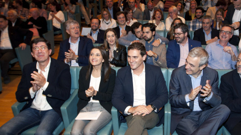 El líder de Ciudadanos (C's), Albert Rivera en un acto de precampaña en Cádiz acompañado de la líder del partido en Catalunya, Inés Arrimadas, y en Andalucía, Juan Marín, y el coordinador del programa económico, Luis Garicano. EFE/Román Río