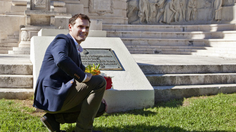 El líder de Ciudadanos (C's), Albert Rivera, ha hecho una ofrenda floral al monumento de las Cortes de 1812 en Cádiz despues de participar en un acto de precampaña donde ha presentado su proyecto de regeneración democrática e institucional.