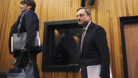 El presidente del BCE, Mario Draghi, con la gobernadora del Banco Central de Chipre, Chrystalla Georghadji, antes de la rueda de prensa de la entidad, que se ha reunido en Nicosia. REUTERS/Yiannis Kourtoglou