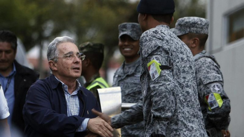 El expresidente de Colombia Álvaro Uribe saluda a militares en la Base Aérea de Rionegro antes de reunirse con el presidente de Colombia, Juan Manuel Santos./ EFE