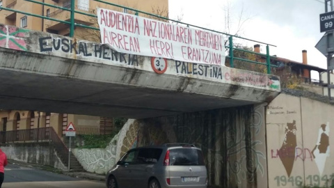 Cartel en Alsasua: "Respuesta del pueblo a amenazas de la Audiencia Nacional". E.P.