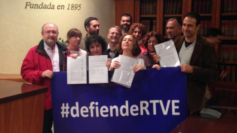 Trabajadores de RTVE el día que presentaron 1.500 firmas en defensa de la televisión pública.- APM