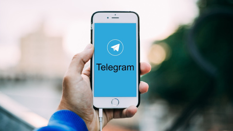  Imagen de archivo de una persona abriendo la app de Telegram - Pixabay/ Vika Glitter