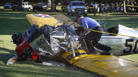 La avioneta que pilotaba Harrison Ford, tras el accidente. REUTERS