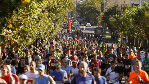 Imagen de los participantes en la  51 edición de la carrera popular Behobia-San Sebastián, en la que clorrido 34.000 personas. EFE/Juan Herrero