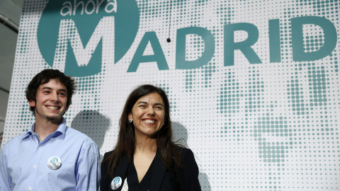 Julio Martínez y Pepa López, miembros del equipo de comunicaciones de Ahora Madrid, durante la rueda de prensa. -AGUSTÍN MILLÁN