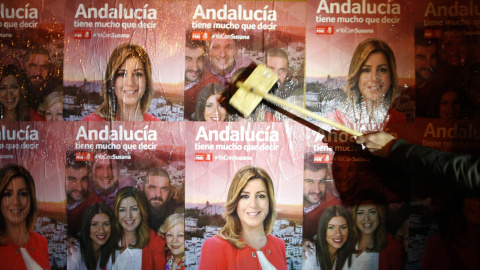 "Andalucía tiene mucho que decir", es el lema elegido por el PSOE. Varias personas que forman parte del PSOE cuelgan carteles de su candidata electoral a las elecciones autonómicas andaluzas, Susana Díaz../ REUTERS