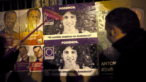 Miembros de Podemos pegan carteles electorales de la candidata de dicha formación a las elecciones autonómicas andaluzas, Teresa Rodríguez. "El cambio empieza por Andalucía", es el lema elegido por Podemos.