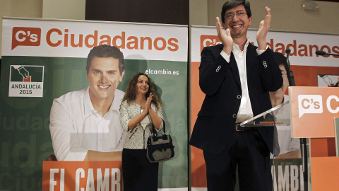 El candidato de Ciudadanos a la Presidencia de la Junta de Andalucía, Juan Marín, junto a la número dos por Sevilla, Marta Escriba, durante el acto de inicio de campaña para las elecciones a la Presidencia de Andalucía, celebrado este jueve