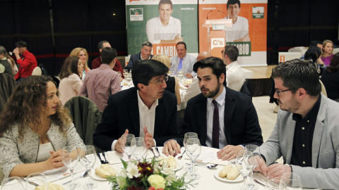 El candidato de Ciudadanos a la Presidencia de la Junta de Andalucía, Juan Marín, junto a la número dos por Sevilla, Marta Escriba, entre otros, durante el acto de inicio de campaña para las elecciones a la Presidencia de Andalucía celebrad