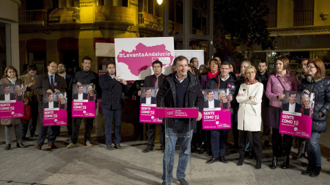 El candidato a la presidencia de la Junta Martín de la Herrán y la líder de UPyD, Rosa Díez y durante el acto de inicio de campaña para las elecciones andaluzas celebrado anoche en Málaga./ EFE