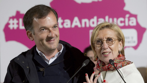 La líder de UPyD, Rosa Díez, y el candidato a la presidencia de la Junta, Martín de la Herrán durante el acto de inicio de campaña para las elecciones andaluzas celebrado anoche en Málaga./ EFE