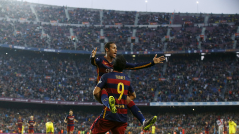 El delantero uruguayo Luis Suarez levanta a su compañero Neymar, tras su segundo gol frente al Villarreal en el Camp Nou. REUTERS/Albert Gea