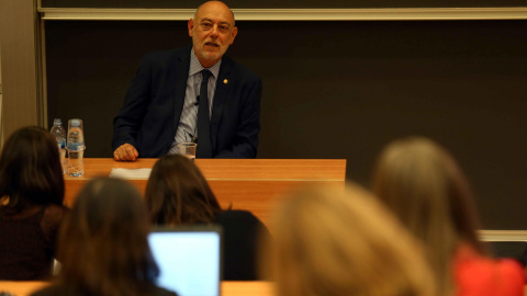 El próximo Fiscal General del Estado, José Manuel Maza, durante una de sus calses en la escuela de negocios ESADE. EFE/Toni Albir