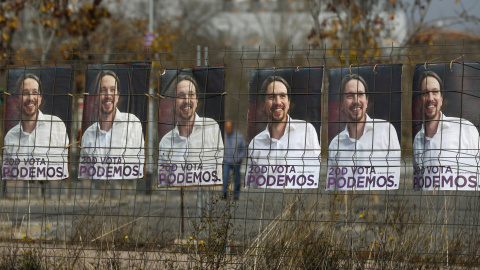 Carteles de Podemos para la campaña de las elecciones generales del 20 de diciembre de 2015. REUTERS