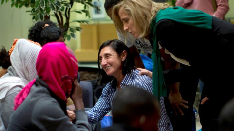 Fotografía facilitada por Presidencia del Gobierno de la secretaria general de Inmigración y Emigración, Marina del Corral (d), conversando con el grupo de solicitantes de asilo compuesto por cuatro mujeres y ocho hombres llegados anoche. /