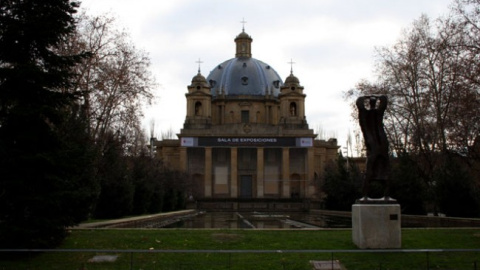 El Monumento a los Caídos alberga los restos enterrados de los generales golpistas Emilio Mola y José Sanjurjo.