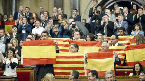 Diputados del PP muestran banderas españolas y catalanas tras aprobarse en el Parlament de Catalunya la resolución conjunta de Junts pel Sí y la CUP./ EFE