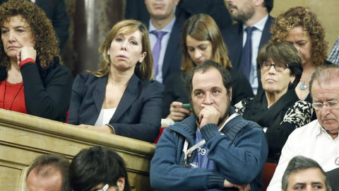 Los exdiputados David Fernández, de la CUP, y Alicia Sánchez Camacho, del PPC, en la tribuna de invitados del Parlament durante el pleno que debate y vota la resolución conjunta de Junts pel Sí y la CUP./ EFE