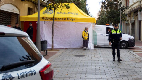 Imagen de la calle donde un hombre ha matado al compañero de su expareja en Logroño. /EFE